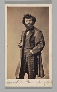 [Atelierportret: zelfportret met geruite broek en overjas] door Pierre Petit