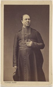 [Ongeïdentificeerde geestelijke staand, met hoed] door Pierre Petit