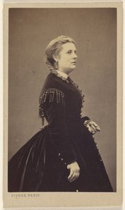 [Ongeïdentificeerde vrouw in donkere jurk, staand, in profiel].