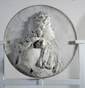 Laag reliëf dat Lodewijk XIV in medaillon voorstelt
