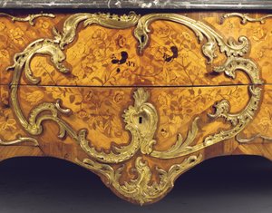 Detail van een Louis XV commode, verkocht door Adrien Delorme door Pierre Roussel