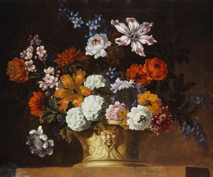 Tulpen, sneeuwballen en andere bloemen in een gebeeldhouwde urn op een richel