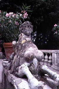 Tuinornament in de vorm van een sfinx, ca. 1550 (steen)