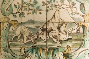 Majolica tegels die honden tonen die een stier aanvallen, uit De Jachtkamer in Palacio da Praia, Belem, ca.1680 (keramiek) door Portuguese School