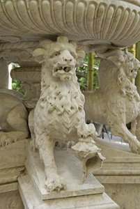 Mythische gehoornde leeuw atlanten aan de voet van een fontein, Quinta da Regalia, Sintra, Portugal c.1915