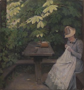 Een zomers geklede dame in een prieel