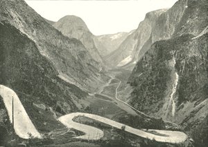 De Zig-Zag weg en Watervallen, Stalheim, Noorwegen door Poulton and Co