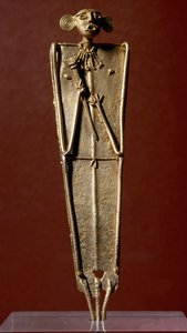Precolumbiaanse kunst, Muisca beschaving: beeldje van vrouw (Tunjo) in goud. 15e-17e eeuw. Bogota, Museo de Oro, Colombia door Pre Columbian
