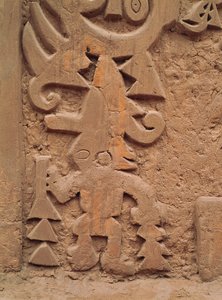 Detail van de reliëfs op de Tempel Huaca el Dragon (steen)