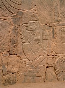 Figuur van een krijger met helm en knuppel (steen) door Pre Columbian Pre Columbian
