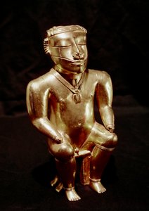 Precolumbiaanse kunst, Quimbaya beschaving (Colombia): beeldje van een zittende man in goud