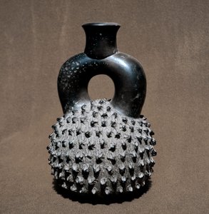 Precolumbiaanse kunst, Cupisnique beschaving: vaas in de vorm van een kever en granaatappel. 300 v.Chr.-100 n.Chr. Lima, Nationaal Museum van Antropologie en Archeologie, Peru door Pre Columbian Pre Columbian