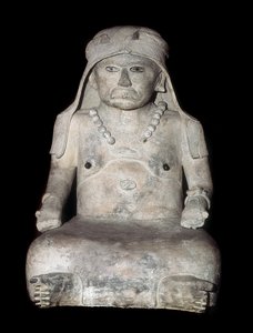 Precolumbiaanse kunst: oude vrouw met hoofdbedekking. Beeldhouwwerk uit Veracruz (Mexico) door Pre Columbian Pre Columbian