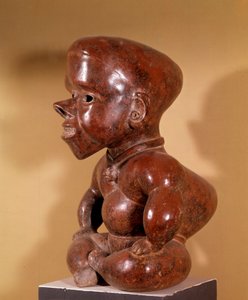 Precolumbiaanse kunst: beeldje van naakte gebochelde zittend. Uit Colima. Beschaving van de westkusten. 300-1250 AD. Archeologisch Museum van Guadalajara door Pre Columbian Pre Columbian