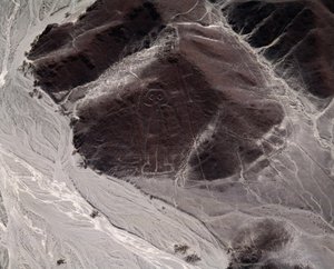 Luchtfoto van Nazcalijnen die een menselijke figuur voorstellen door Prehistoric Prehistoric