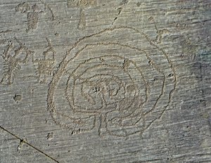 Prehistorie, Camunni beschaving, rotstekeningen: grafsteen met afbeelding van krijgers, wapens, schilden en zwaarden, en een doolhof. Periode tussen het Neolithicum en de Bronstijd. Capo di Ponte, Parco nazionale delle incisioni rupestri di Naquane, Italië door Prehistoric Prehistoric