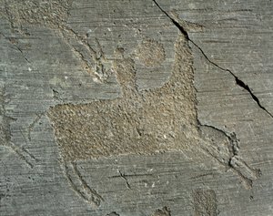 Prehistorie, Camunni beschaving, rotstekeningen: grafsteen met afbeelding van een krijger te paard met een schild. Periode tussen het Neolithicum en de Bronstijd. Capo di Ponte, Parco nazionale delle incisioni rupestri di Naquane, Valcamonica, Italië door Prehistoric Prehistoric