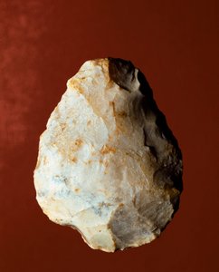 Prehistorie: lithische vervaardiging biface van Micoquian-type. Onder-Paleolithicum. Verona, Museo Civico di Storia Naturale, Italië