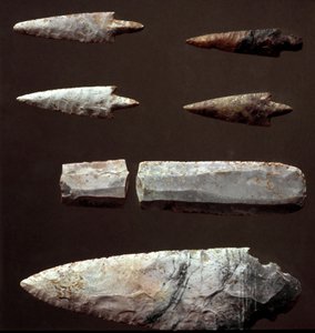 Prehistorie: pijlpunten en vuursteen uit de necropolis van Cantalupo-Mandela (Cantalupo Mandela), Lazio. Kopertijd. Eneolithicum. 2200 v.Chr. Rome, Museo Nazionale Preistorico Etnografico Luigi Pigorini