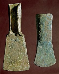 Prehistorie: bijl en speerpunt van vuursteen. Beschaving van de Apennijnen (of Italiaanse Bronstijd). 1400-1300 v.Chr. Perugia, Museo Archeologico Nazionale dell