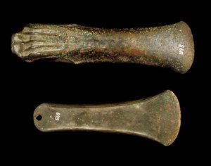 Prehistorie: bijlen gemaakt in Campania. Einde van de Bronstijd. Avellino, Museo Archeologico Irpino, Italië door Prehistoric Prehistoric