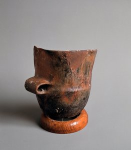 Prehistorie: terracotta vaas met vierkante opening uit het neolithicum van de Caverna Della Pollera (Ligurië). Pegli, Museo Villa Pallavicini