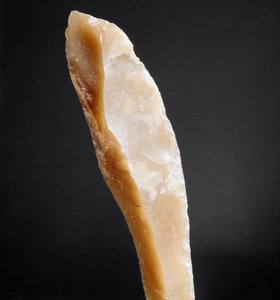 Prehistorie: vuursteenspits uit de Necropolis van Arene Candide, Ligurië. Boven-Paleolithicum, Steentijd