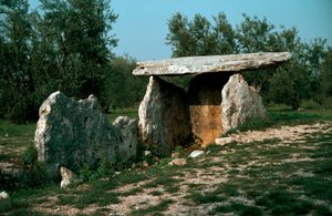 Prehistorie: uitzicht op de dolmen van Chianca met zijn ingangsgang. Steentijd, Neolithicum. 6e-3e eeuw v.Chr. Bisceglie, Puglia, Italië door Prehistoric Prehistoric