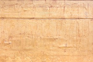 De buitenste gouden schrijn van de grafkamer van Toetanchamon, Egyptisch Museum, Caïro, Egypte door Prehistoric Prehistoric