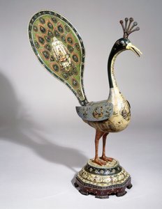 Een Qajar-pauw geschilderd met bloemmotieven en picturale cartouches die hovelingen afbeelden, 19e eeuw