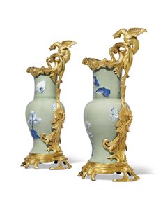 Een paar Louis XV kannen, porselein 1662-1722, monturen c.1745-49 door Qing Dynasty   Kangxi Period Chinese School