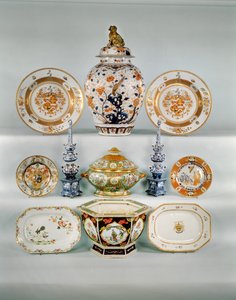 Imari balustervaas; Rose-verte wapenschaal, ca. 1724; Famille rose bommeterrine en deksel; Twee blauw-witte tulpenvazen; Famille Rose wapenschaal; Imari bord door Cornelius Prenk; Famille Rose rechthoekige schaal; Famille Rose zeshoekige jardinière door Qing Dynasty Chinese School