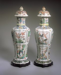 Paar Chinese Export Famille Verte Vazen en Deksel, Kangxi periode (1662-1722)