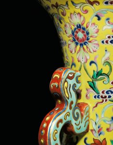 Detail (Een van een Paar Keizerlijke Famille Rose Vazen) door Qing Dynasty   Jiaqing Period Chinese School