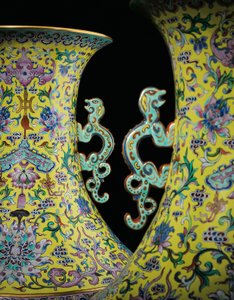 Detail van een paar keizerlijke Famille Rose vazen door Qing Dynasty   Jiaqing Period Chinese School
