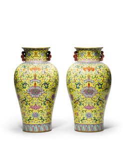 Paar vazen met gele ondergrond en famille rose decor door Qing Dynasty   Jiaqing Period Chinese School