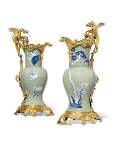 Een paar Louis XV kannen, porselein 1662-1722, monturen ca. 1745-49 door Qing Dynasty   Kangxi Period Chinese