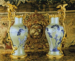 Een paar Louis XV kannen, porselein 1662-1722, monturen c.1745-49 (verguld porselein) door Qing Dynasty   Kangxi Period Chinese School