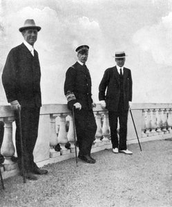 Koning George I van Griekenland met Commodore Keppel en Lord Howe, Corfu, Griekenland, 1908 door Queen Alexandra
