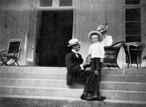 Koning Haakon VII van Noorwegen, zijn zoon Olav en Prinses Victoria in Bygdøy, Noorwegen, 1908 door Queen Alexandra