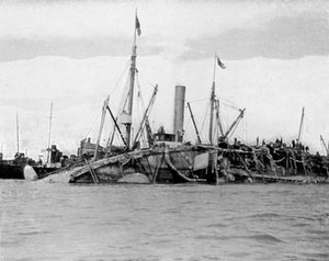 Het lichten van HMS Gladiator, 1908