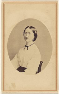 [Ongeïdentificeerde vrouw, zittend].