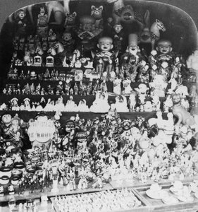 Een speelgoedwinkel in Kyoto, Japan, 1901