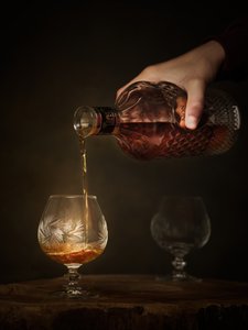 Het inschenken van exclusieve sterke dranken door Radek Pohnan