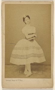 [Ongeïdentificeerde danser, staand]. door Radoult and Vaury and Cie.