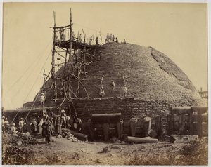 Sanchi stupa vanuit het zuidwesten tijdens reparaties door Raja Deen Dayal