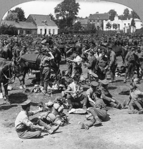 Britse cavalerietroepen rusten in een Frans dorp, Eerste Wereldoorlog, ca. 1914-ca. 1918 door Realistic Travels Publishers