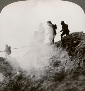 Britse soldaten die oprukken onder dekking van gas en rook, Frankrijk, Eerste Wereldoorlog, 1916