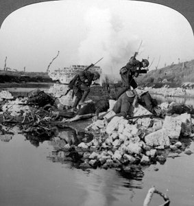 Britse soldaten in actie bij het Crozat-kanaal, Frankrijk, Eerste Wereldoorlog