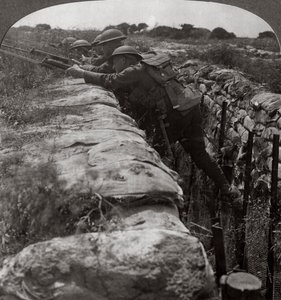 Canadezen verlaten hun loopgraven om een Duitse positie aan te vallen, Eerste Wereldoorlog, 1914-1918 door Realistic Travels Publishers